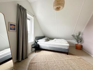 En eller flere senge i et værelse på Vakantiehuis voor mindervaliden op Recreatiepark De Wielen - 61 + 30 billeder