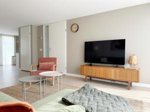 Et tv og/eller underholdning på Vakantiehuis voor mindervaliden op Recreatiepark De Wielen - 61