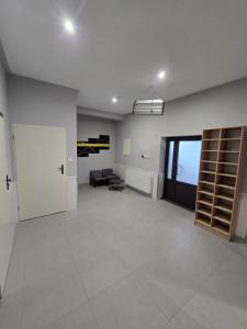 un soggiorno vuoto con divano e finestra di Pokoje gościnne GOOD NIGHT apartamenty, noclegi a Będzin Altre 14 foto