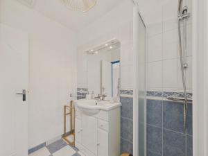 une salle de bain blanche avec lavabo et douche dans l'établissement Jolie maison pour 4 personnes avec jardin, à Saint-Vincent-sur-Jard 14 autres photos