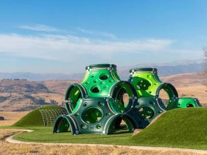 deux vases verts posés au sommet d'une colline dans l'établissement Caley mountain resort, à Memel