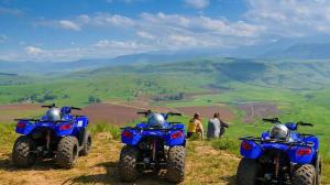deux VTT garés au sommet d'une colline dans l'établissement Caley mountain resort, à Memel