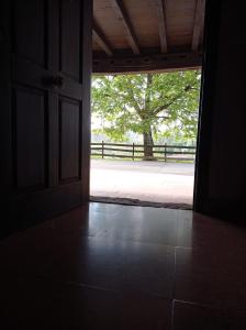 an open door with a view of a tree at Casa Rural Astorkigoikoa in Berreño