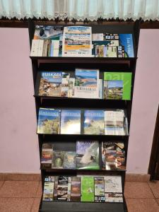 a book shelf filled with lots of books at Casa Rural Astorkigoikoa in Berreño