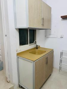 Η κουζίνα ή μικρή κουζίνα στο غرفه صغيره ب حمام