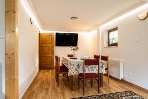 ザコパネにあるWynajem Pokoi Maria Kałamackaのテーブルと椅子のあるダイニングルーム