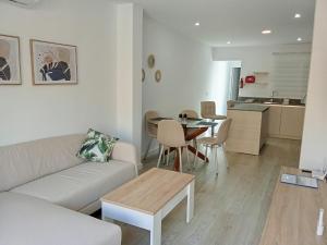 ein Wohnzimmer mit Sofa und Tisch in der Unterkunft San Pedro del Pinatar Casa Sweeney in Lo Pagán