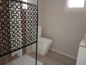 ein Badezimmer mit Toilette und Dusche in der Unterkunft San Pedro del Pinatar Casa Sweeney in Lo Pagán + 15 Fotos