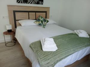 ein Schlafzimmer mit einem Bett mit Handtüchern darauf in der Unterkunft San Pedro del Pinatar Casa Sweeney in Lo Pagán