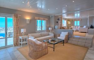 Istumisnurk majutusasutuses Santa Marina, A Luxury Collection Resort, Mykonos