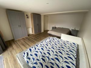 una camera da letto con un letto grande in una stanza di CHEZ MIMI - 6 personnes a Jard-sur-Mer
