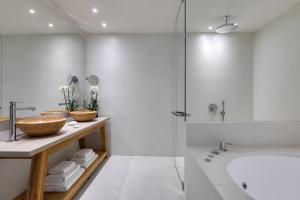 Vannituba majutusasutuses Santa Marina, A Luxury Collection Resort, Mykonos