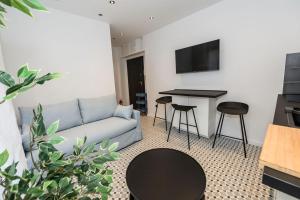 un soggiorno con un divano e un tavolo di New luxury apartment Adriatic a Spalato (Split)