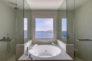Vannituba majutusasutuses Santa Marina, A Luxury Collection Resort, Mykonos