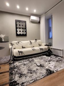 a bed in a room with a rug at Апартаменты Luxe в центре города in Kokshetau