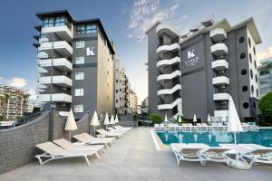 Bazén v ubytování Kaila Krizantem Hotel nebo v jeho okolí