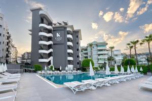 Bazén v ubytování Kaila Krizantem Hotel nebo v jeho okolí