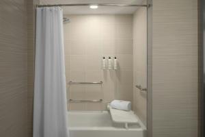 Koupelna v ubytování AC Hotel by Marriott Portland Lake Oswego