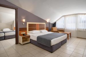 Postel nebo postele na pokoji v ubytování Kaila Krizantem Hotel