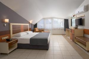 Postel nebo postele na pokoji v ubytování Kaila Krizantem Hotel