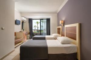 Postel nebo postele na pokoji v ubytování Kaila Krizantem Hotel