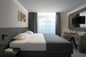 Postel nebo postele na pokoji v ubytování Kaila Krizantem Hotel