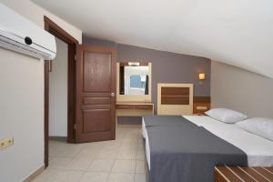 Postel nebo postele na pokoji v ubytování Kaila Krizantem Hotel