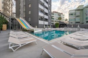 Bazén v ubytování Kaila Krizantem Hotel nebo v jeho okolí