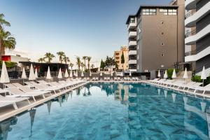 Bazén v ubytování Kaila Krizantem Hotel nebo v jeho okolí