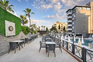 Bazén v ubytování Kaila Krizantem Hotel nebo v jeho okolí