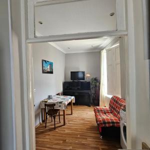 TV a/nebo společenská místnost v ubytování Rooms in old Tbilisi