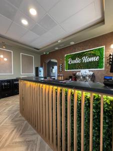 a bar at a raffle house restaurant at Hotel Arena in Târgu-Mureş