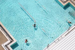 Draufsicht auf Menschen in einem Schwimmbad in der Unterkunft Hotel Hőforrás in Hajdúszoboszló