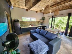 Televisyen dan/atau pusat hiburan di Hartbeest Bush Lodge 29