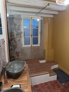 a bathroom with a large sink and a window at Gîte L'instant Ressource pour rassemblement familial ou entre amis au coeur de la Puisaye Forterre in Villiers-Saint-Benoît