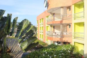 an apartment building with a car parked next to it at Hotel Absolar in Alagoinhas