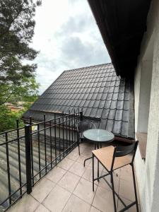 balkon ze stołem, krzesłami i dachem w obiekcie Zatoka Stegna w Stegnie