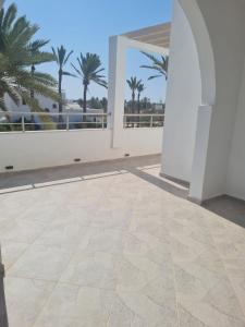 a room with a tile floor and palm trees at AylinAylan in Ḩawmat al Badawīyīn +7 photos
