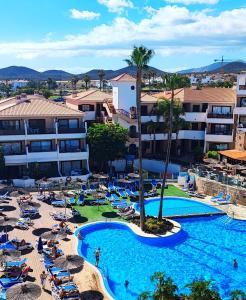 Una vista aérea de un complejo turístico con piscina. en Spacious apartment with private garden in Tenerife south, en San Miguel de Abona 27 fotos más