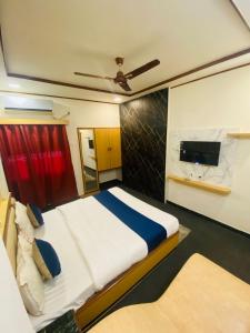 艾哈迈达巴德Hotel Bridge的一间带一张大床和一台电视的卧室