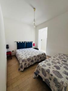 een slaapkamer met twee bedden in een kamer bij Villaggio Turistico Valle Scinni in Peschici +62 foto's