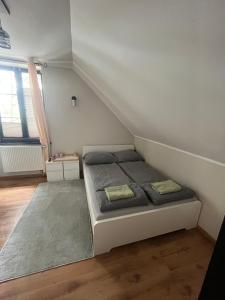 Łóżko lub łóżka w pokoju w obiekcie Zatoka Stegna