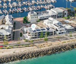 マンジュラにあるMarina-ocean Front Escape With Breathtaking Viewsの白い建物が並ぶマリーナの航空写真