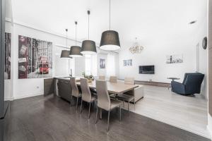 Una cocina y un comedor con mesa y sillas. en 8 Vorontsove Lane Apartment, en Odessa