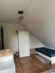 Łóżko lub łóżka w pokoju w obiekcie Zatoka Stegna