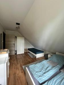 Łóżko lub łóżka w pokoju w obiekcie Zatoka Stegna