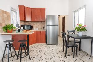 Kuchyň nebo kuchyňský kout v ubytování נוף לפרדסים - דירה מהממת עם 2 חדרי שינה ומרפסת גג + 8 fotografií