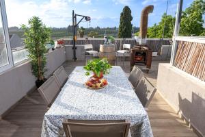 Balkón nebo terasa v ubytování נוף לפרדסים - דירה מהממת עם 2 חדרי שינה ומרפסת גג