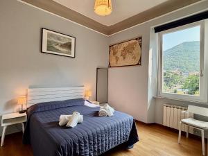 ein Schlafzimmer mit einem Bett, auf dem zwei Handtücher liegen in der Unterkunft Evy’s Rooms in La Spezia + 117 Fotos