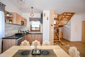 Η κουζίνα ή μικρή κουζίνα στο Domek i Apartament pod Tatrami